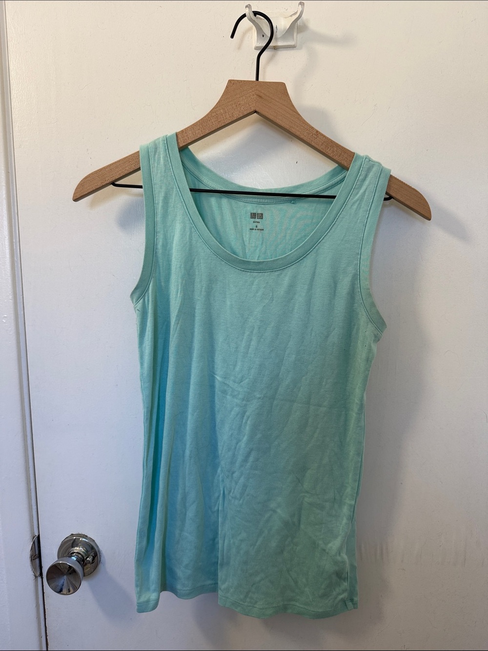 Uniqlo Mint Tank Top Scoop Neck